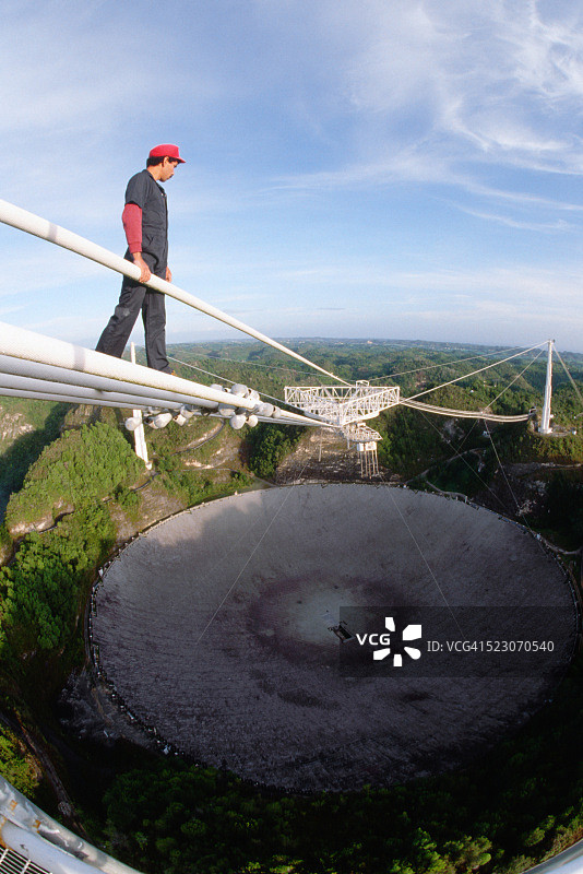 阿雷西博射电望远镜上的技术员图片素材