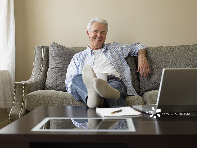 男人在客厅放松图片素材