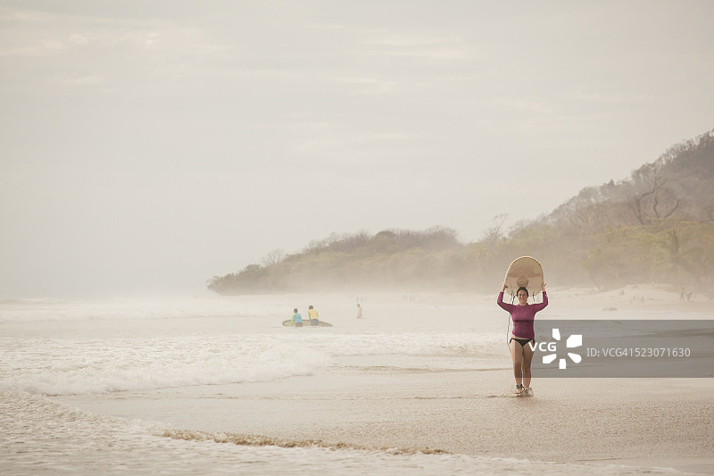 拿着冲浪板的女人，圣特雷莎，哥斯达黎加图片素材