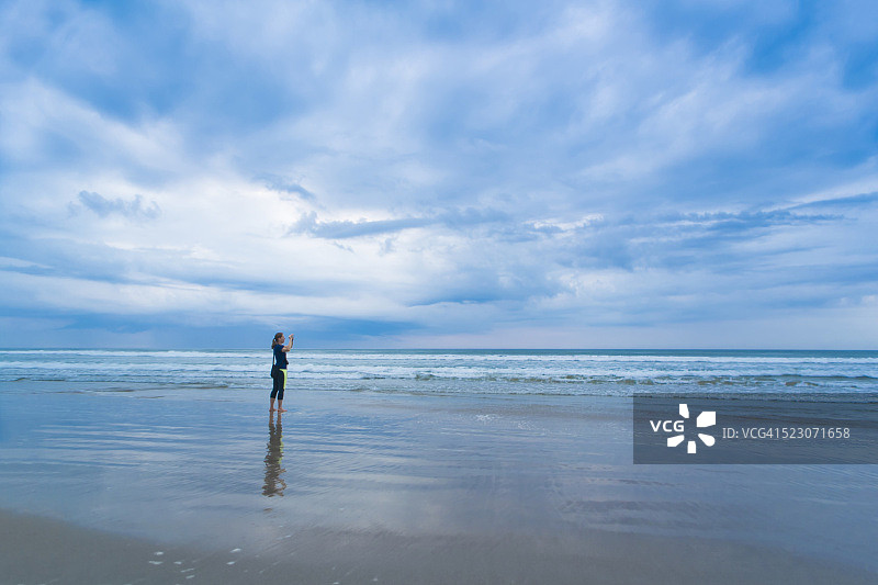 在哥斯达黎加圣特雷莎海滩拍摄清晨的女人图片素材