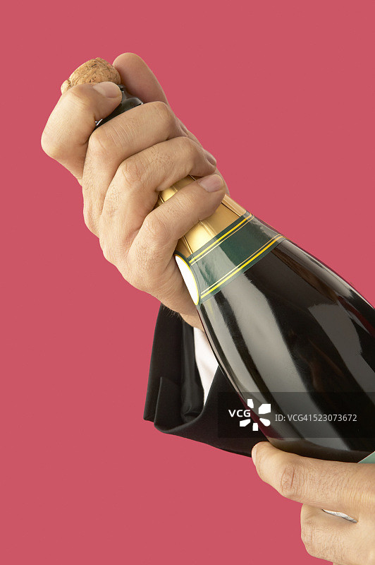 富有的男人打开香槟酒瓶图片素材
