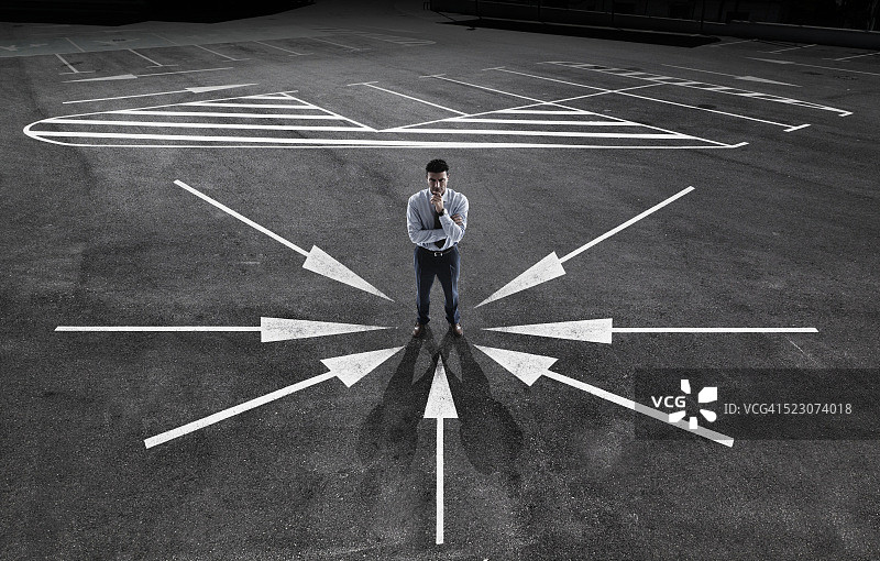 男人和概念箭头图片素材