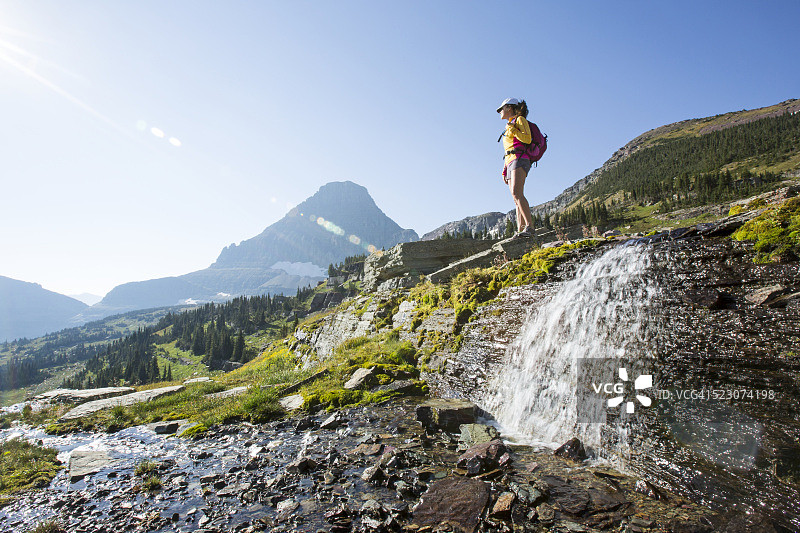女人欣赏冰川国家公园的壮丽景色，路易斯山脉，落基山脉，美国图片素材
