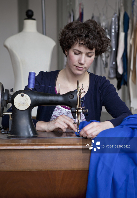 年轻时装设计师缝纫图片素材