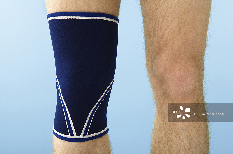 戴着护膝的男人图片素材