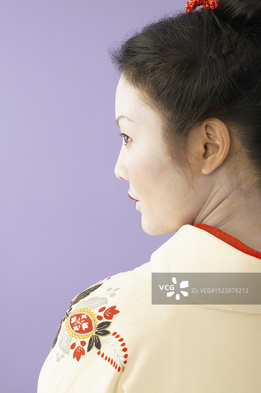 身穿传统服饰的艺伎图片素材