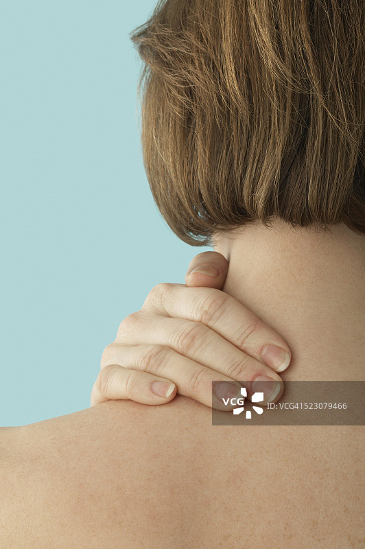 女人捂着疼痛的肩膀图片素材