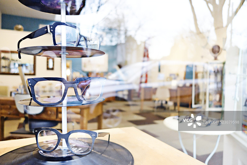 商店展示架上的眼镜精选图片素材