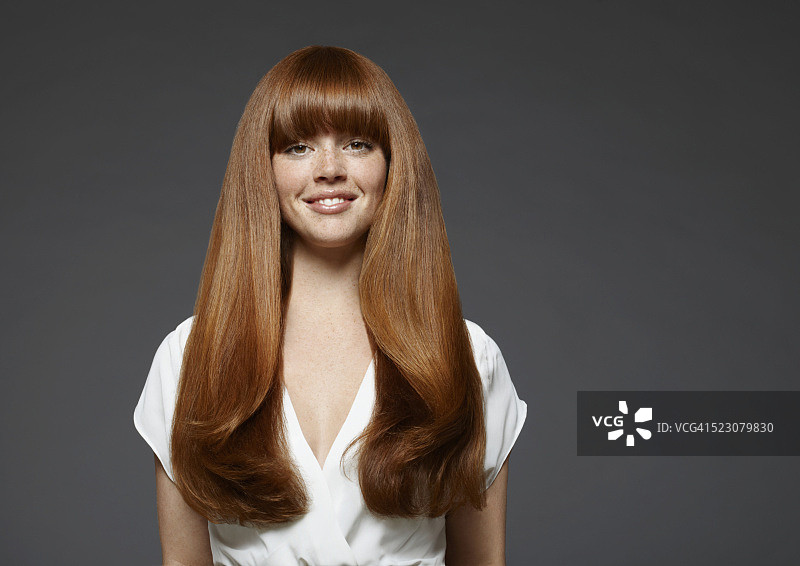 长棕色头发的年轻女性影棚肖像图片素材