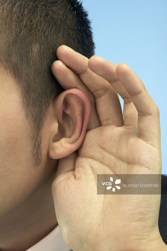 年轻商人正在倾听图片素材