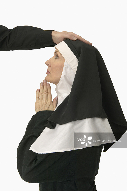 牧师祝福修女图片素材