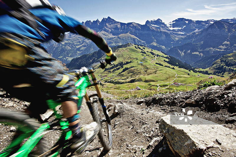 骑自行车的人沿着小路骑行图片素材