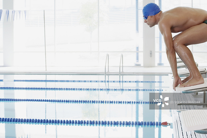 起跳台上的游泳运动员图片素材