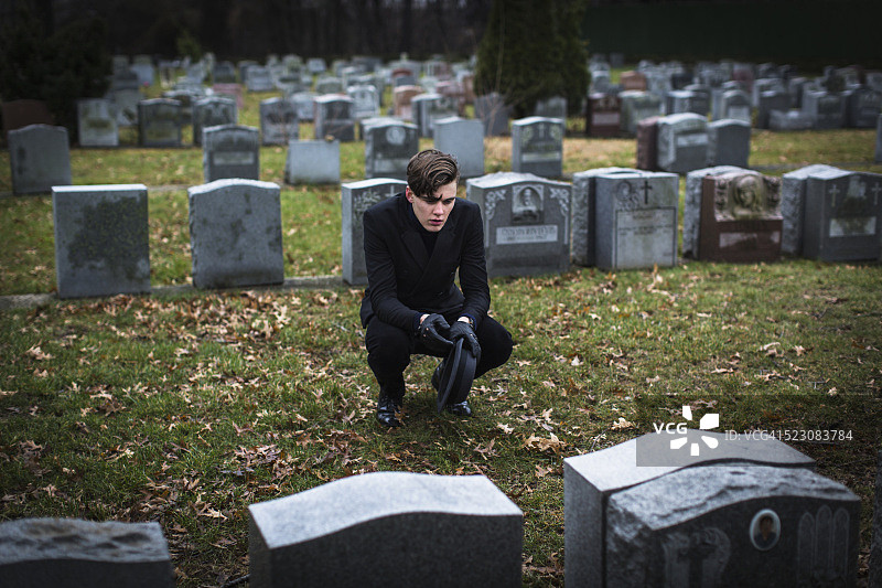 在墓地的男人图片素材