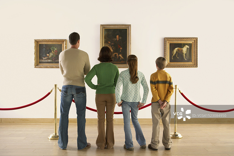 在美术馆看画的家庭图片素材