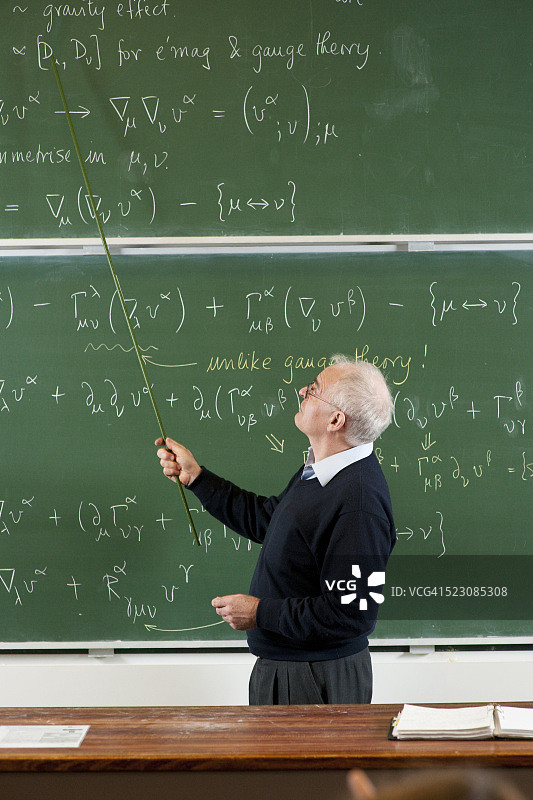 教授指着方程式图片素材