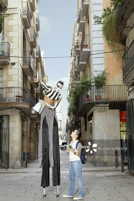 街头表演者为游客指路图片素材