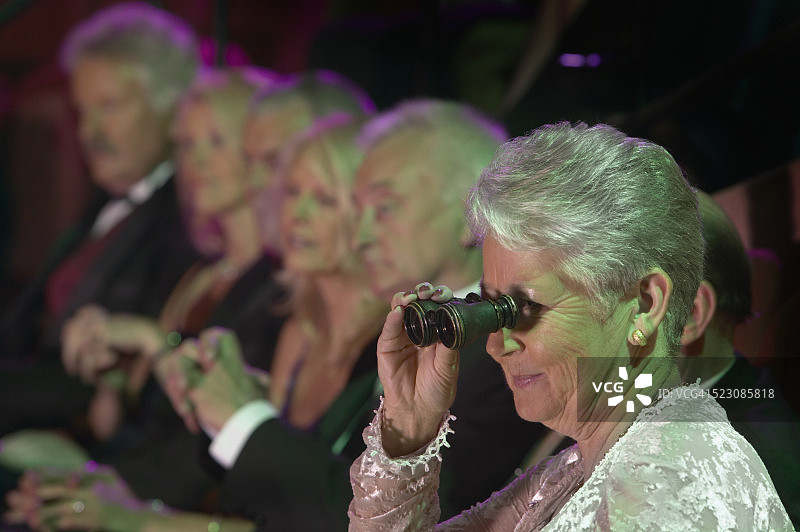 在剧院使用歌剧眼镜的女人图片素材