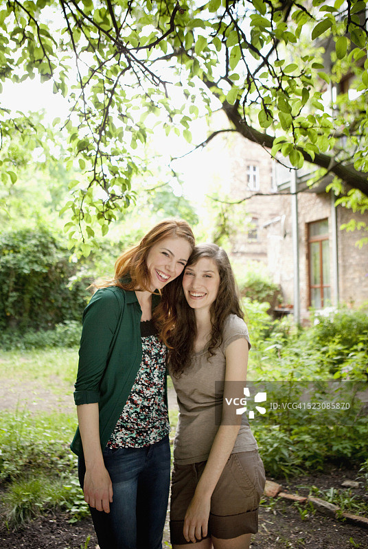 户外两位女人肖像图片素材