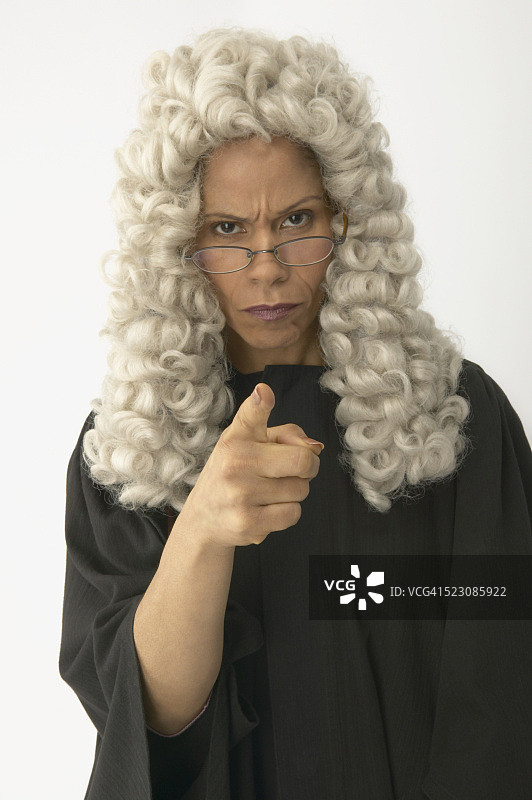 严厉的法官指出图片素材