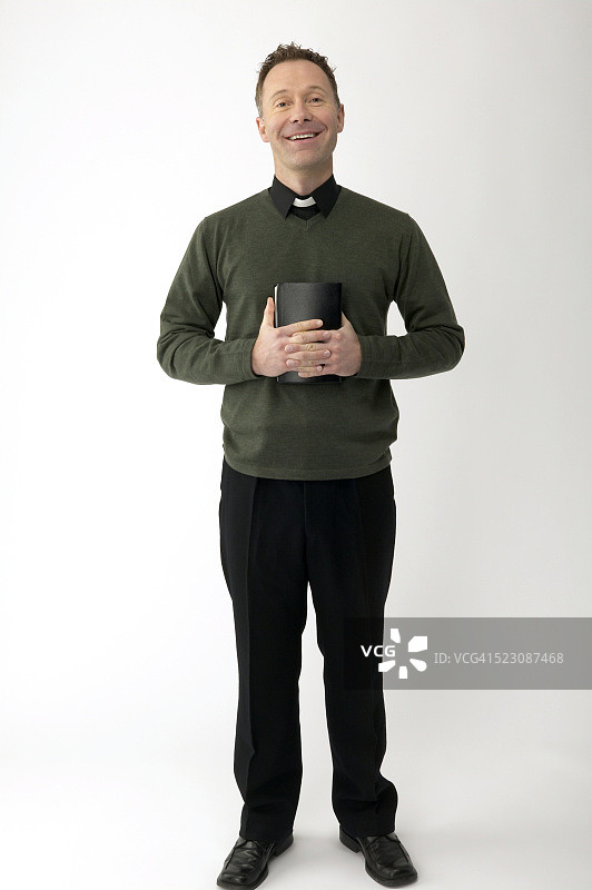 手持圣经的牧师图片素材