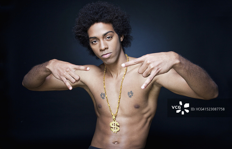 年轻的赤膊男子做出帮派手势图片素材