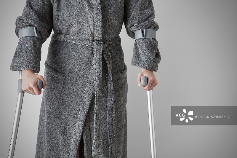 拄着拐杖的人像图片素材