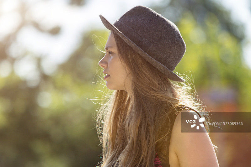 戴帽子的年轻女子肖像图片素材