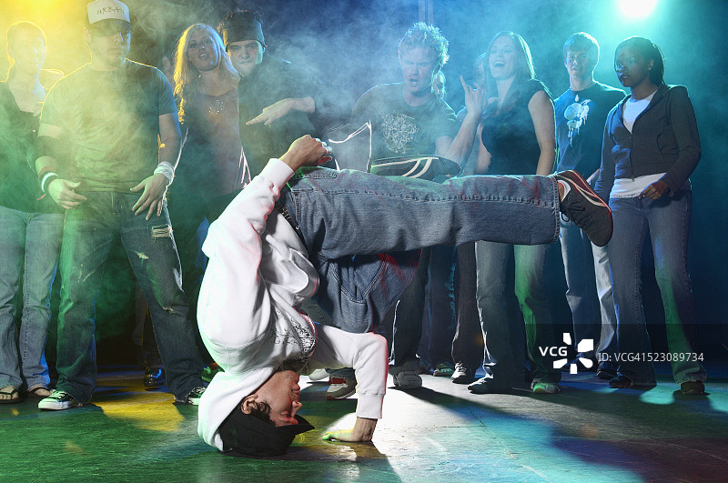 俱乐部里的街舞者图片素材