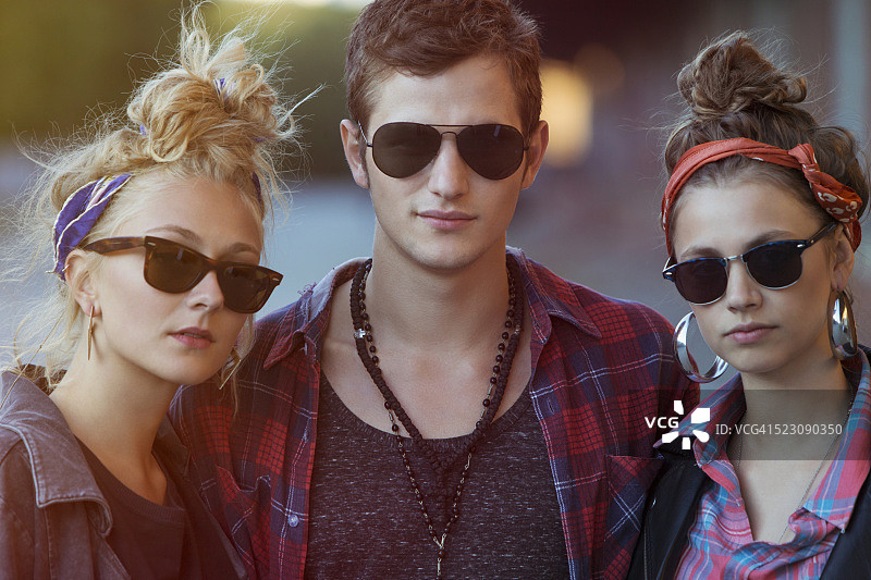 城市环境中的朋友肖像图片素材