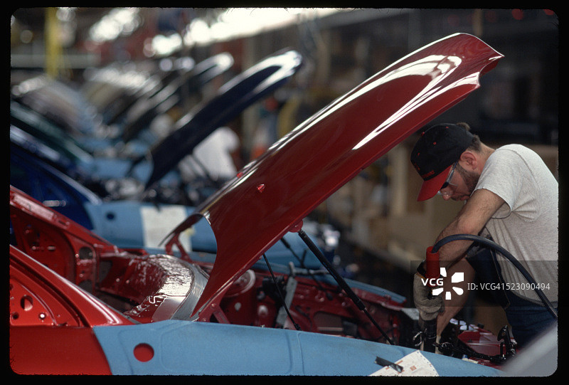 福特汽车装配厂的工厂工人图片素材