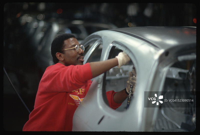 福特汽车装配厂的工厂工人图片素材
