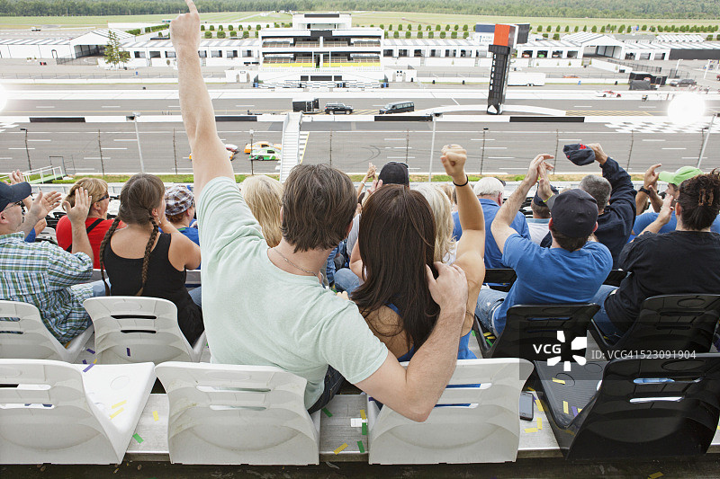 观众观看赛车比赛图片素材