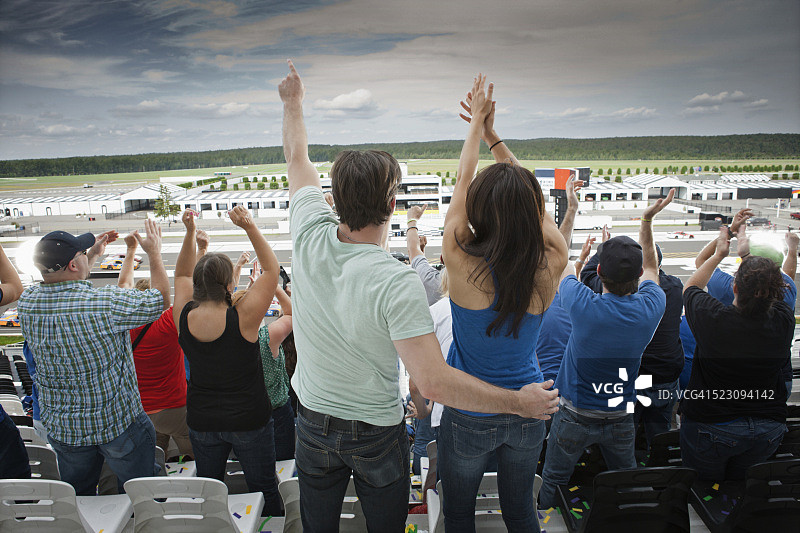 观众观看赛车比赛图片素材