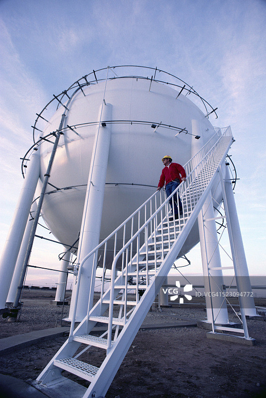 化工厂中的丁烷气图片素材