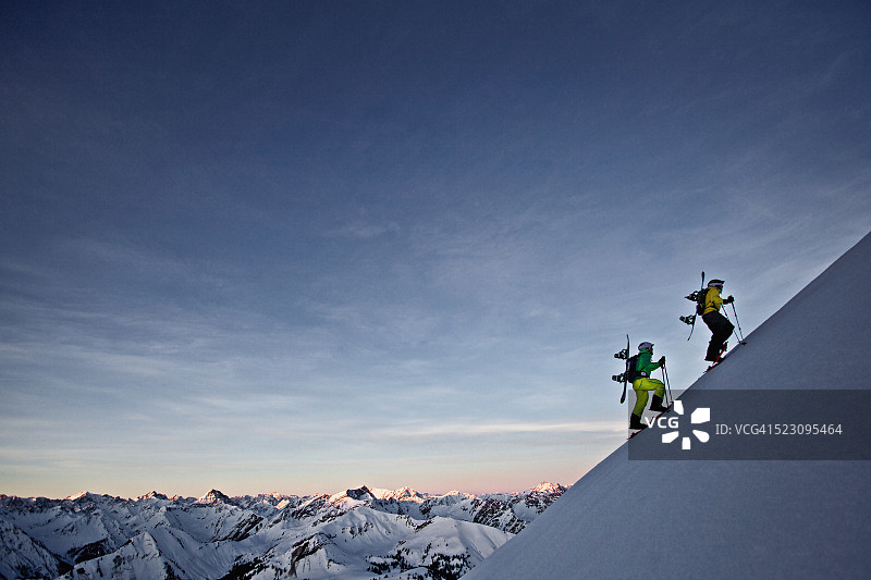 两个年轻滑雪者穿着雪鞋登山，奥地利蒂罗尔图片素材