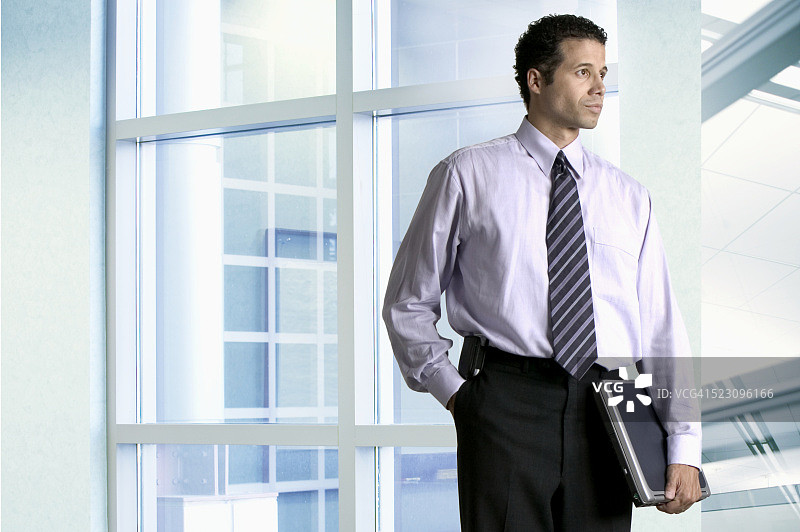 携带笔记本电脑的商人图片素材