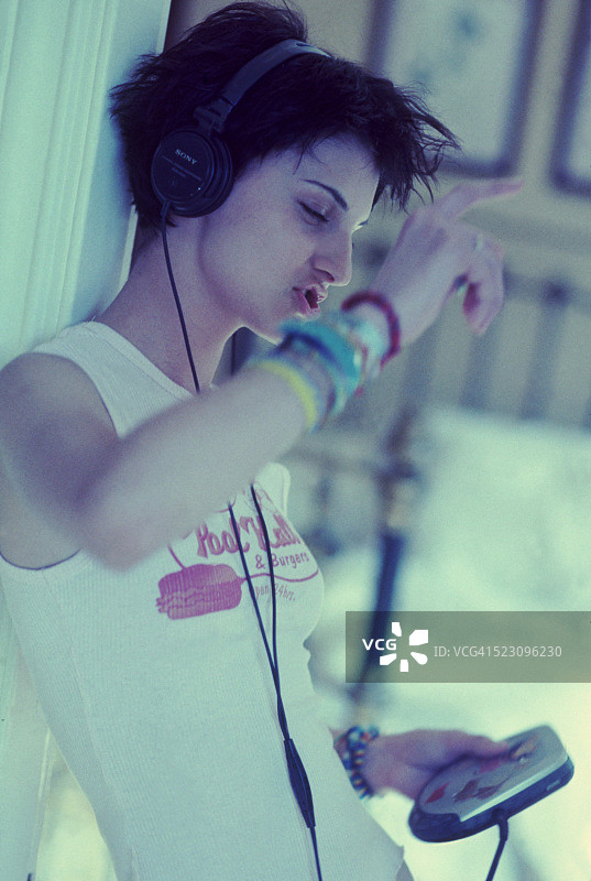 时尚女孩听音乐图片素材