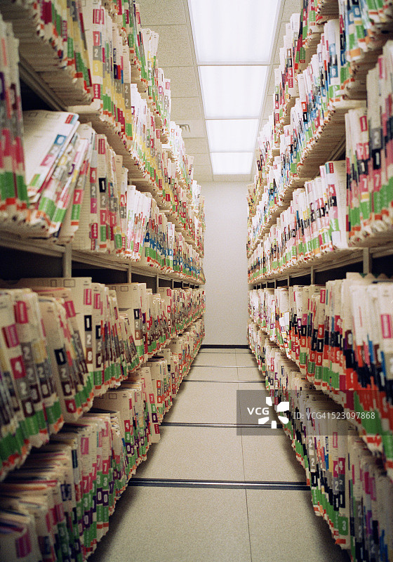 装有X光片的文件夹的架子图片素材