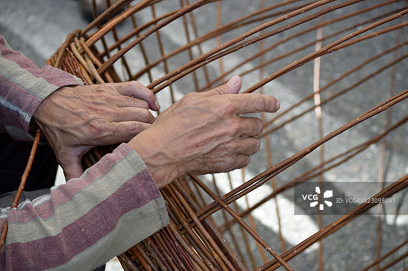 制作篮子的工人图片素材