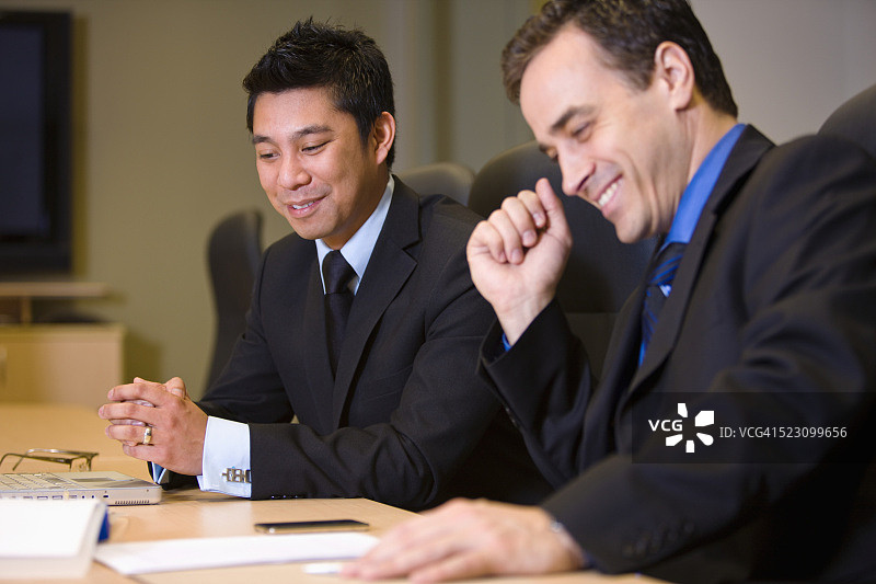 会议中微笑的商人们图片素材