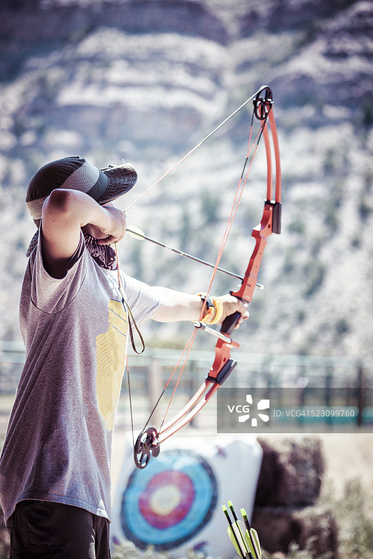 在科罗拉多州射箭场射箭的男孩图片素材