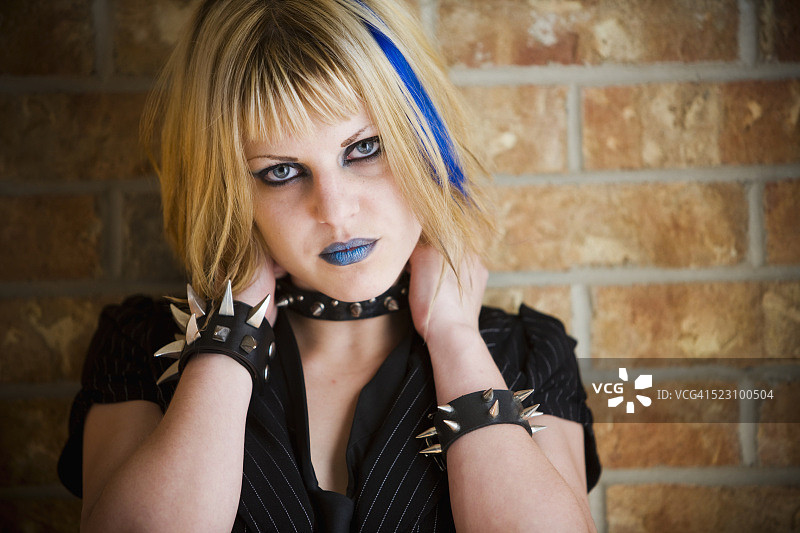 身穿朋克服装、化浓妆的年轻女性肖像图片素材