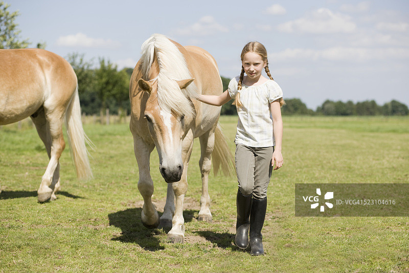 女孩抚摸马图片素材