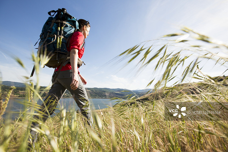 在美国俄勒冈州徒步的年轻女子图片素材