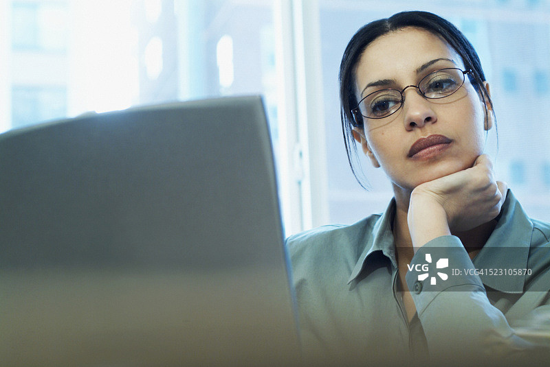 商人使用笔记本电脑图片素材