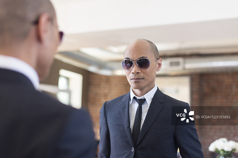 戴着太阳镜的中年商人肖像图片素材