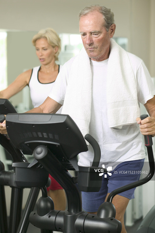 年长的男人使用椭圆机图片素材