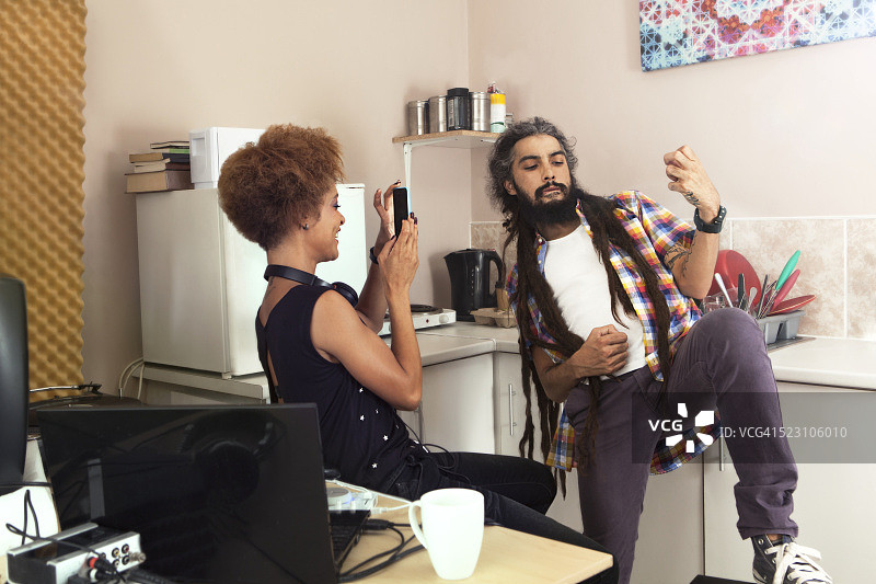 弹空气吉他的音乐家图片素材