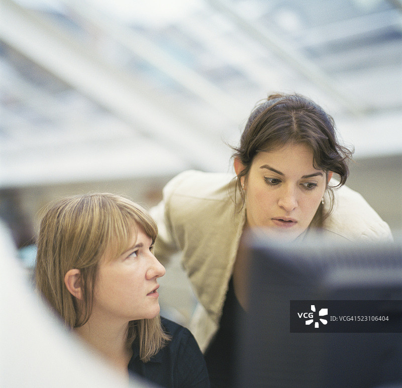 在办公室一起工作的商务女性图片素材